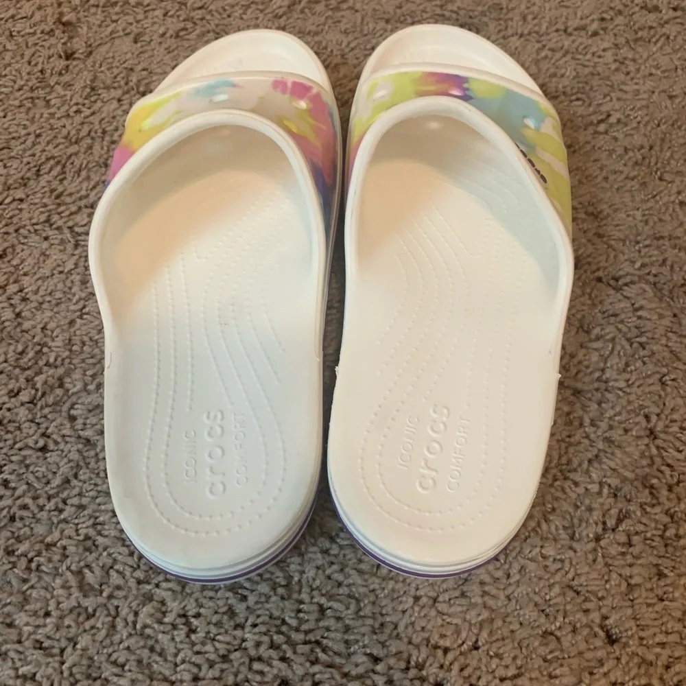 New CROCS Rainbow Tie-Dye Slide Sandals White Pink Purple Yellow Size 9